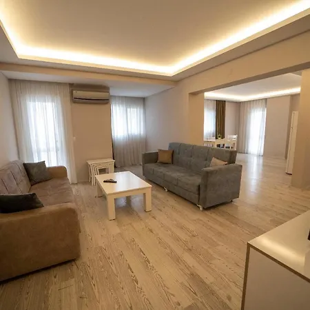 Silver Tower Apartmanhotel 2*