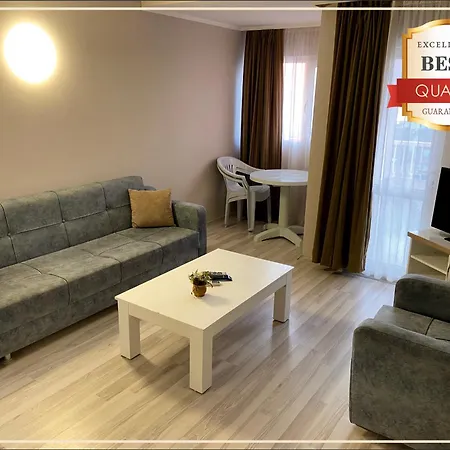 Ξενοδοχείο με διαμερίσματα Silver Tower Κουσάντασι